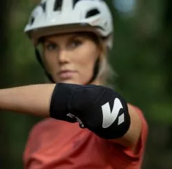 Sweet Protection Elbow Guards Kyynärsuojat -MAASTOPYÖRÄT myymälä 835013 Elbow Guards BLACK MODEL 2 Sweetprotection