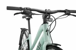 Specialized Vado SL 4.0 Step-Through EQ -MAASTOPYÖRÄT myymälä 93921 52 VADO SL 40 ST EQ WHTSGE BLKREFL D3 HT