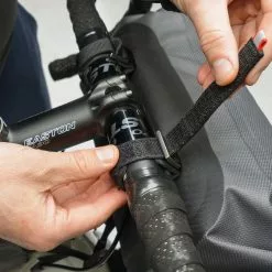 Geosmina Handlebar Bag -MAASTOPYÖRÄT myymälä handlebarbag bikepacking hanger 1