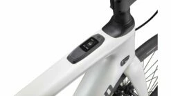 Specialized Creo SL Expert (2022) 8 Specialized Creo SL Expert (2022) -MAASTOPYÖRÄT myymälä 2022 Specialized Turbo Creo SL Expert Blue Pearl Over White Battery Panel Close Up scaled 1