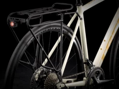 Trek Domane AL 4 Disc (2023) -MAASTOPYÖRÄT myymälä DomaneAL4Disc 21 33085 C Accessory3