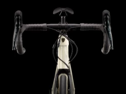 Trek Domane AL 4 Disc (2023) -MAASTOPYÖRÄT myymälä DomaneAL4Disc 21 33085 C Alt4