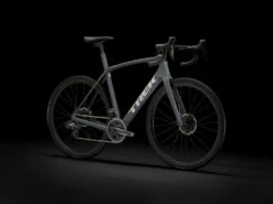 Trek Domane SL 7 ETap Gen 3 (2023) 22 Trek Domane SL 7 ETap Gen 3 (2023) -MAASTOPYÖRÄT myymälä DomaneSL7eTap 21 32996 A Portrait