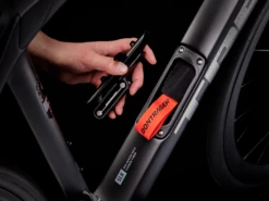 Trek Domane SLR 7 Gen 4 (2023) 32 Trek Domane SLR 7 Gen 4 (2023) -MAASTOPYÖRÄT myymälä DomaneSLR7 23 37059 A Alt3