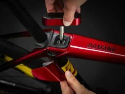 Trek Domane SLR 7 Gen 4 (2023) 28 Trek Domane SLR 7 Gen 4 (2023) -MAASTOPYÖRÄT myymälä DomaneSLR7 23 37059 B Alt7