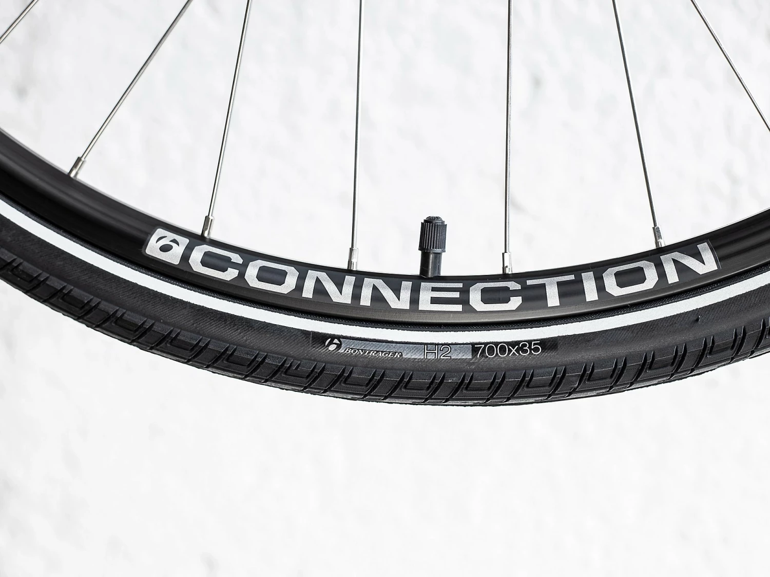 Trek FX 2 Disc Equipped (2023) 17 Trek FX 2 Disc Equipped (2023) - Image 15