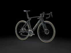 Trek Madone SLR 9 ETap Gen 7 (2023) 33 Trek Madone SLR 9 ETap Gen 7 (2023) -MAASTOPYÖRÄT myymälä MadoneSLR9eTap 23 37420 A Portrait